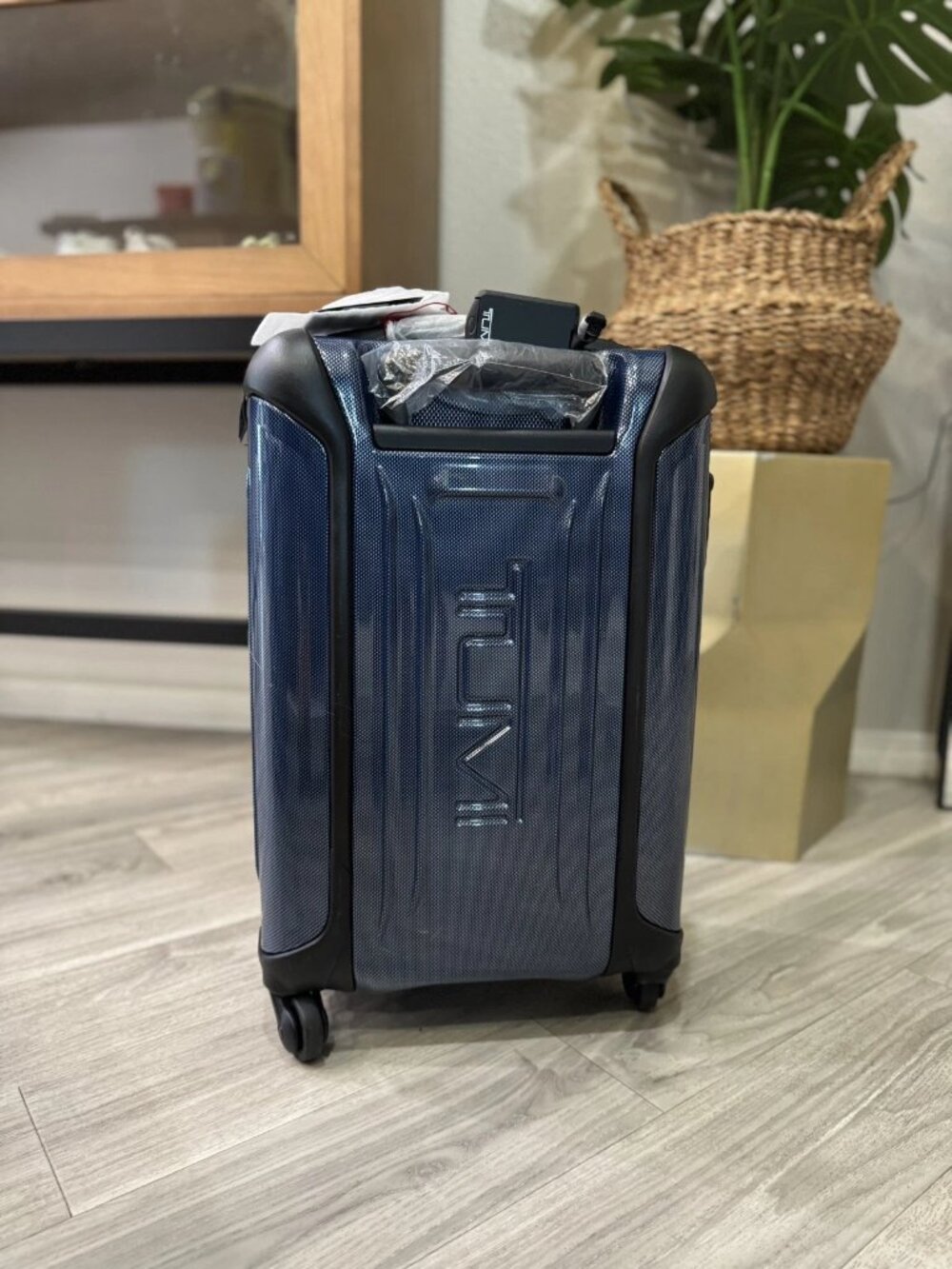 NEW! TUMI 22" Vapor Continental Carry On Hardcase Spinner Suitcase Blue